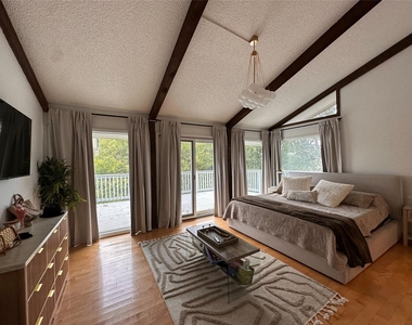 1302 Ridgecrest Dr - Photo Thumbnail 12
