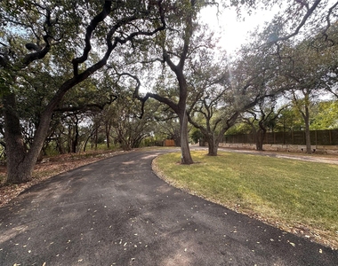 1302 Ridgecrest Dr - Photo Thumbnail 2