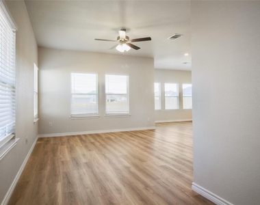 514 War Adminral Dr - Photo Thumbnail 3