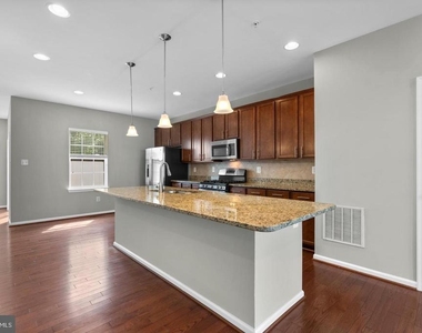 6704 Saw Mill Court - Photo Thumbnail 5