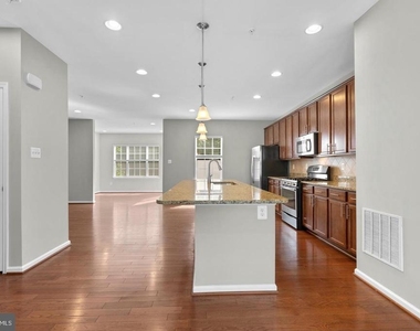 6704 Saw Mill Court - Photo Thumbnail 10