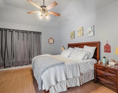 1006 Oaklands Dr - Photo Thumbnail 11