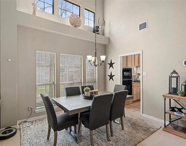 1006 Oaklands Dr - Photo Thumbnail 8