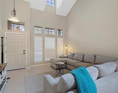 1006 Oaklands Dr - Photo Thumbnail 3