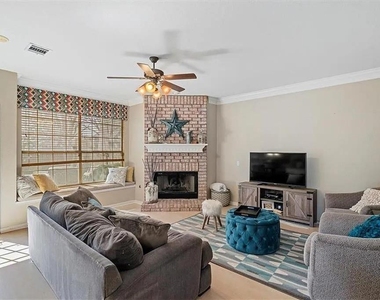 1006 Oaklands Dr - Photo Thumbnail 4