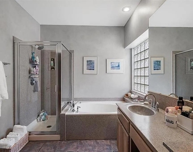 1006 Oaklands Dr - Photo Thumbnail 15