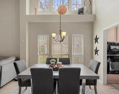 1006 Oaklands Dr - Photo Thumbnail 9