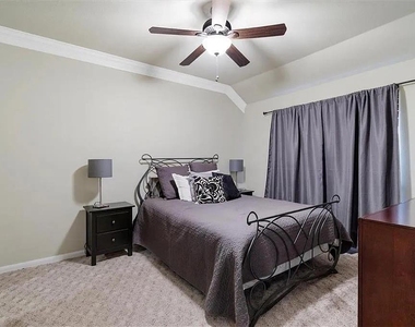 1006 Oaklands Dr - Photo Thumbnail 14