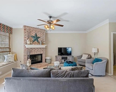 1006 Oaklands Dr - Photo Thumbnail 5
