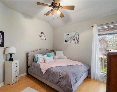 1006 Oaklands Dr - Photo Thumbnail 12