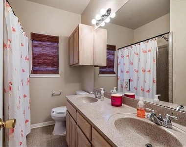 1006 Oaklands Dr - Photo Thumbnail 18
