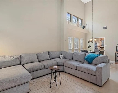 1006 Oaklands Dr - Photo Thumbnail 2