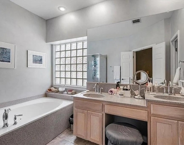 1006 Oaklands Dr - Photo Thumbnail 16