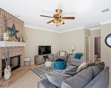 1006 Oaklands Dr - Photo Thumbnail 7