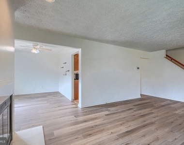 412 Darby Lane - Photo Thumbnail 8