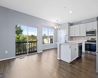 113 Lavenport Circle - Photo Thumbnail 3
