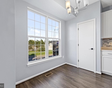 113 Lavenport Circle - Photo Thumbnail 4