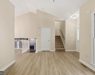 427 Lessin Drive - Photo Thumbnail 4