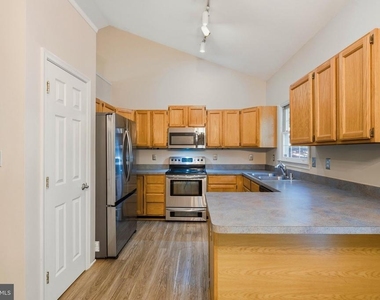 427 Lessin Drive - Photo Thumbnail 8