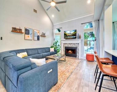 3002 Barton Point Cir - Photo Thumbnail 7