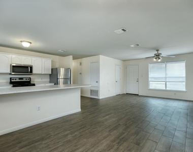 640 Fallen Oak Dr - Photo Thumbnail 1