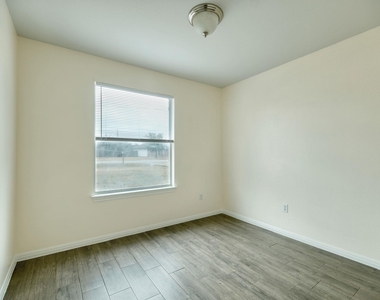 640 Fallen Oak Dr - Photo Thumbnail 8