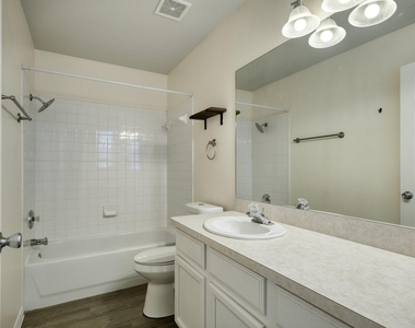 640 Fallen Oak Dr - Photo Thumbnail 7