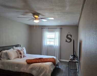 5147 Corsair Avenue - Photo Thumbnail 10