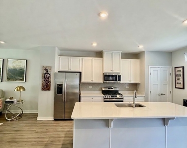 10609 Paige Circle - Photo Thumbnail 4