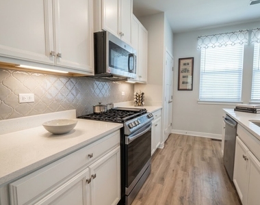 10609 Paige Circle - Photo Thumbnail 5