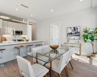 812 W Adams Street - Photo Thumbnail 4