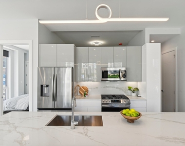 812 W Adams Street - Photo Thumbnail 8