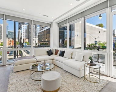 812 W Adams Street - Photo Thumbnail 2