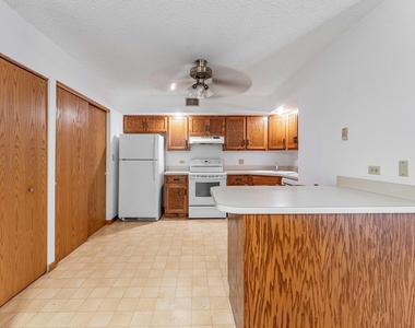 884 N Prairie Avenue - Photo Thumbnail 2