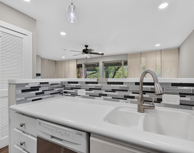 5518 E Lake Drive - Photo Thumbnail 7