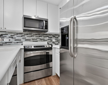 5518 E Lake Drive - Photo Thumbnail 10
