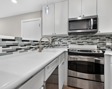5518 E Lake Drive - Photo Thumbnail 9