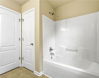 2196 Kingswood Drive - Photo Thumbnail 24