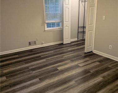 205 Shefield Place - Photo Thumbnail 10