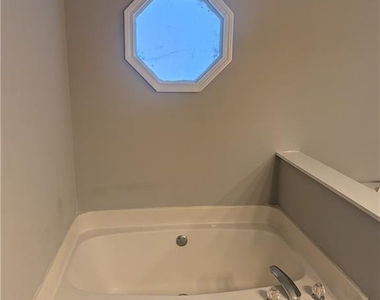 205 Shefield Place - Photo Thumbnail 11