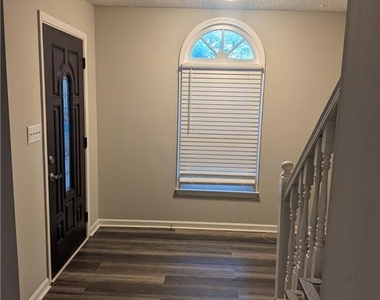205 Shefield Place - Photo Thumbnail 9