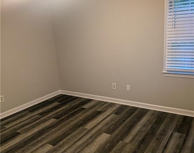 205 Shefield Place - Photo Thumbnail 18