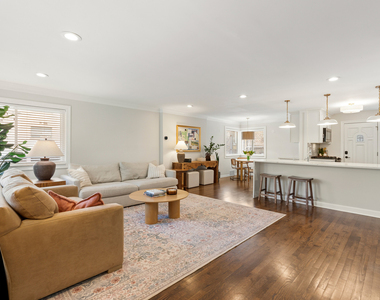 428 W Wellington Avenue - Photo Thumbnail 2