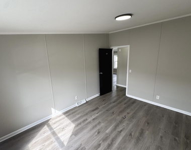 2215 Rush Street - Photo Thumbnail 9
