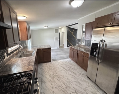 2215 Rush Street - Photo Thumbnail 5
