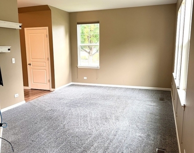 1282 Newport Circle - Photo Thumbnail 4