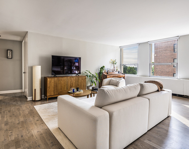 2626 N Lakeview Avenue - Photo Thumbnail 2