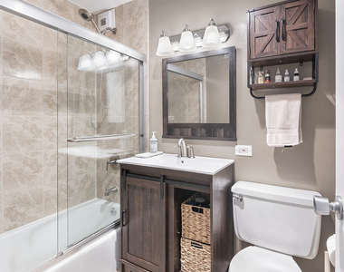 2626 N Lakeview Avenue - Photo Thumbnail 12