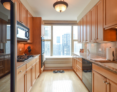 25 E Superior Street - Photo Thumbnail 5