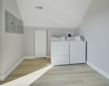 2842 N Avers Avenue - Photo Thumbnail 18